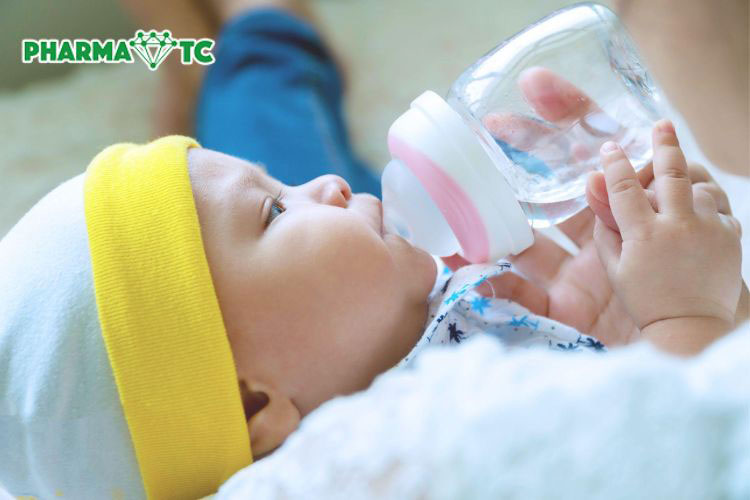 Bổ sung sữa và nước cho trẻ sơ sinh bị táo bón 