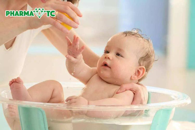 Trị táo bón bằng cách cho bé tắm nước ấm